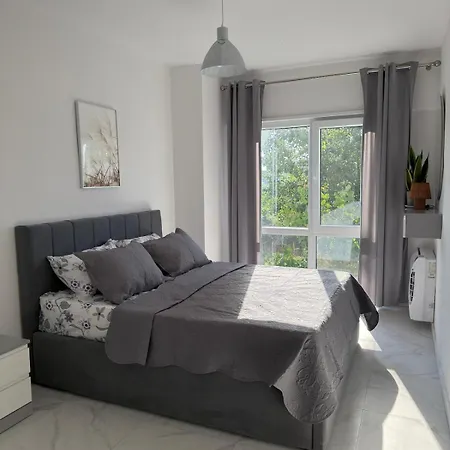 Modern With A Pool, 300 Meters From The Apartamento Golem (Tirana)