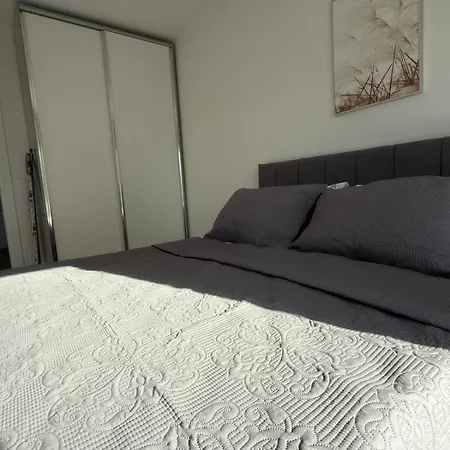 Modern With A Pool, 300 Meters From The Apartamento Golem (Tirana)